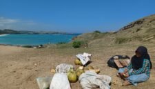 POTRET: Seorang anak perempuan sedang berjualan di Bukit Seger, Kawasan Ekonomi Khusus Mandalika. Sektor pariwisata merupakan instrumen utama untuk menurunkan angka kemiskinan di NTB. Foto: Mu'amar Adfal/LPW NTB