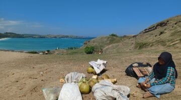 POTRET: Seorang anak perempuan sedang berjualan di Bukit Seger, Kawasan Ekonomi Khusus Mandalika. Sektor pariwisata merupakan instrumen utama untuk menurunkan angka kemiskinan di NTB. Foto: Mu'amar Adfal/LPW NTB