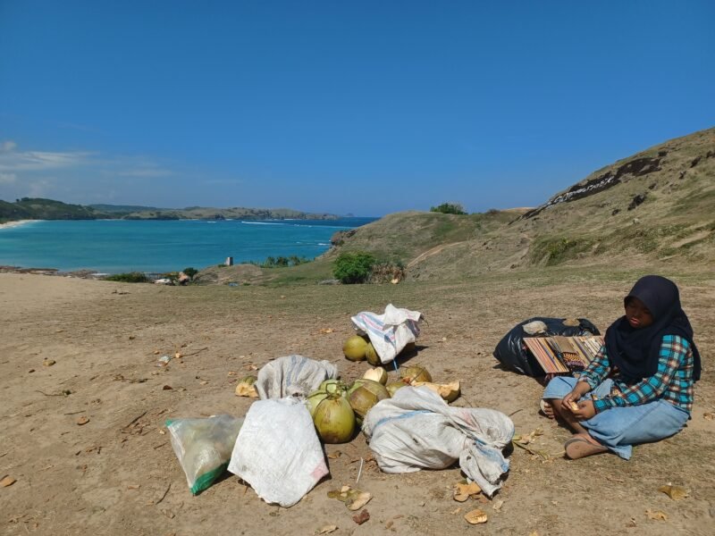 POTRET: Seorang anak perempuan sedang berjualan di Bukit Seger, Kawasan Ekonomi Khusus Mandalika. Sektor pariwisata merupakan instrumen utama untuk menurunkan angka kemiskinan di NTB. Foto: Mu'amar Adfal/LPW NTB