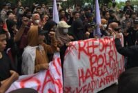 Aksi Demonstrasi Jilid 2 oleh LPW NTB dan koalisi organisasi mahasiswa dan masyarakat sipil (KOMPAK) Tahun 2022 di Mapolda NTB menuntut pengusutan kematian Muardin dan Reformasi Polri. Foto: Dokumen LPW NTB