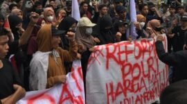 Aksi Demonstrasi Jilid 2 oleh LPW NTB dan koalisi organisasi mahasiswa dan masyarakat sipil (KOMPAK) Tahun 2022 di Mapolda NTB menuntut pengusutan kematian Muardin dan Reformasi Polri. Foto: Dokumen LPW NTB