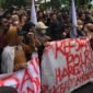 Aksi Demonstrasi Jilid 2 oleh LPW NTB dan koalisi organisasi mahasiswa dan masyarakat sipil (KOMPAK) Tahun 2022 di Mapolda NTB menuntut pengusutan kematian Muardin dan Reformasi Polri. Foto: Dokumen LPW NTB
