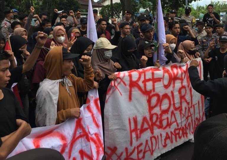 Aksi Demonstrasi Jilid 2 oleh LPW NTB dan koalisi organisasi mahasiswa dan masyarakat sipil (KOMPAK) Tahun 2022 di Mapolda NTB menuntut pengusutan kematian Muardin dan Reformasi Polri. Foto: Dokumen LPW NTB