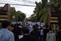 Aksi Demonstrasi oleh LPW NTB dan koalisi organisasi mahasiswa dan masyarakat sipil (KOMPAK) Tahun 2022 di Mapolda NTB menuntut pengusutan kematian Muardin dan Reformasi Polri. Foto: Dokumen LPW NTB