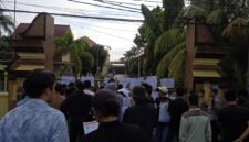 Aksi Demonstrasi oleh LPW NTB dan koalisi organisasi mahasiswa dan masyarakat sipil (KOMPAK) Tahun 2022 di Mapolda NTB menuntut pengusutan kematian Muardin dan Reformasi Polri. Foto: Dokumen LPW NTB