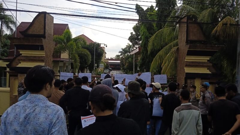 Aksi Demonstrasi oleh LPW NTB dan koalisi organisasi mahasiswa dan masyarakat sipil (KOMPAK) Tahun 2022 di Mapolda NTB menuntut pengusutan kematian Muardin dan Reformasi Polri. Foto: Dokumen LPW NTB