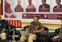 Dr. Muh. Risnain, S.H., M.H., Dosen Hukum Internasional, salah satu narasumber dalam Diskusi Sorot Kamera Seri Ke-15 yang digelar oleh Fakultas Hukum, Ilmu Sosial, dan Ilmu Politik Universitas Mataram (FHISIP Unram), pada Jumat (6/3/2026), mengungkap bahwa perjanjian dagang ini tak seimbang dan mengancam kedaulatan Indonesia. Foto: Keysa/Sorot Kamera