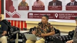 Dr. Muh. Risnain, S.H., M.H., Dosen Hukum Internasional, salah satu narasumber dalam Diskusi Sorot Kamera Seri Ke-15 yang digelar oleh Fakultas Hukum, Ilmu Sosial, dan Ilmu Politik Universitas Mataram (FHISIP Unram), pada Jumat (6/3/2026), mengungkap bahwa perjanjian dagang ini tak seimbang dan mengancam kedaulatan Indonesia. Foto: Keysa/Sorot Kamera