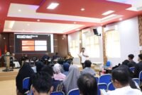 Hussein Ahmad, SH, MH., selaku Direktur Imparsial (The Indonesian Human Rights Monitor) pada diskusi publik kerjasama Sorot Kamera, bertajuk “Menggugat Akuntabilitas Militer: Kebutuhan Transformasi Dari Peradilan Militer Menuju Peradilan Umum” pada Selasa (28/4/2026) di FHISIP Universitas Mataram (Unram). Foto: Baiq Nurul Aini/Sorot Kamera