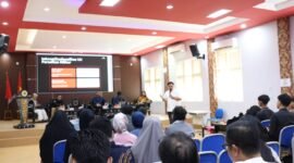 Hussein Ahmad, SH, MH., selaku Direktur Imparsial (The Indonesian Human Rights Monitor) pada diskusi publik kerjasama Sorot Kamera, bertajuk “Menggugat Akuntabilitas Militer: Kebutuhan Transformasi Dari Peradilan Militer Menuju Peradilan Umum” pada Selasa (28/4/2026) di FHISIP Universitas Mataram (Unram). Foto: Baiq Nurul Aini/Sorot Kamera