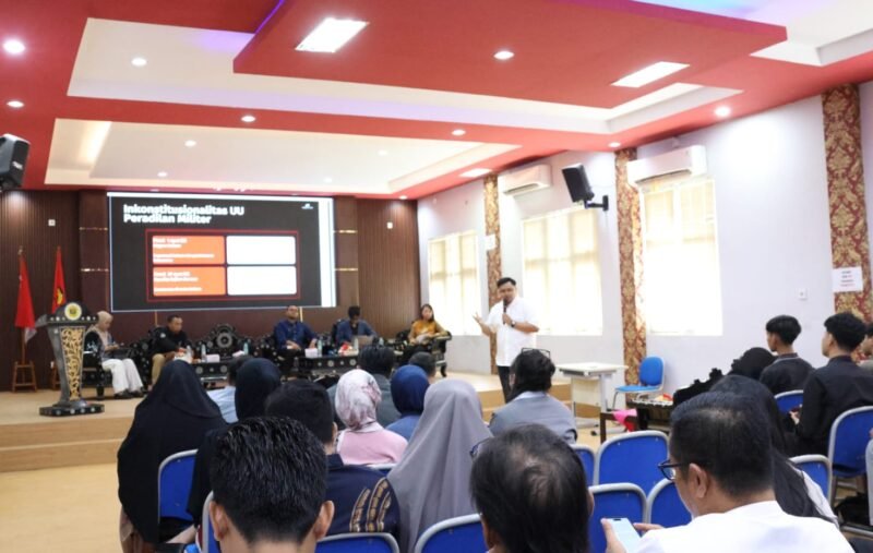 Hussein Ahmad, SH, MH., selaku Direktur Imparsial (The Indonesian Human Rights Monitor) pada diskusi publik kerjasama Sorot Kamera, bertajuk “Menggugat Akuntabilitas Militer: Kebutuhan Transformasi Dari Peradilan Militer Menuju Peradilan Umum” pada Selasa (28/4/2026) di FHISIP Universitas Mataram (Unram). Foto: Baiq Nurul Aini/Sorot Kamera