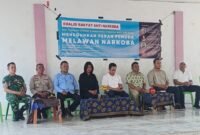 FOTO DI DEPAN (Dari Kanan): Danposranmil, Kapolsek Ambalawi, Kepala UPTD Pendidikan, Aktivis Anti Narkoba Badai NTB, Akademisi Unram dan Kabid Hukum RKBL sekaligus Koordinator Koalisi, Camat Ambalawi, Kabag Hukum Pemda Bima dan perwakilan tokoh masyarakat. Foto: Dok. Istimewa