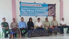 FOTO DI DEPAN (Dari Kanan): Danposranmil, Kapolsek Ambalawi, Kepala UPTD Pendidikan, Aktivis Anti Narkoba Badai NTB, Akademisi Unram dan Kabid Hukum RKBL sekaligus Koordinator Koalisi, Camat Ambalawi, Kabag Hukum Pemda Bima dan perwakilan tokoh masyarakat. Foto: Dok. Istimewa