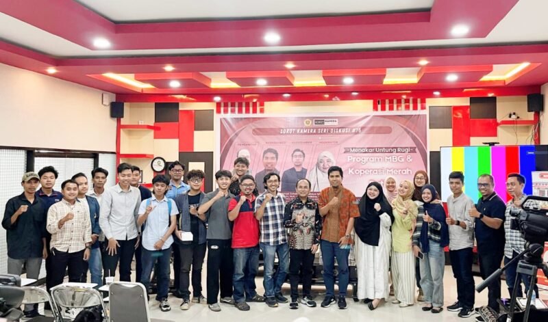 FOTO BERSAMA: Diskusi FHISIP Unram Menakar Untung Rugi Program Makan Bergizi Gratis (MBG) dan Koperasi Merah Putih. Foto: Keysa/Sorot Kamera