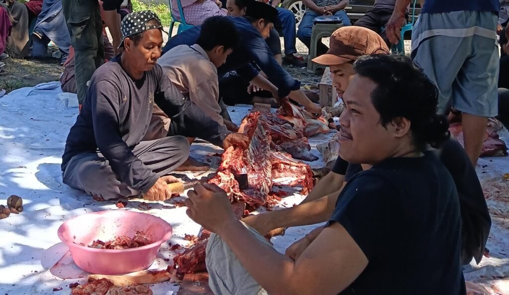 Proses pemotongan hewan kurban berlansung di Sekretariat Kasama Weki Rukun Keluarga Bima Pulau Lombok (RKBPL)