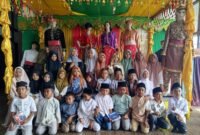 Komunitas Perlindungan Anak Desa (KPAD) Desa Rite menggelar kegiatan edukasi sejarah dengan mengajak puluhan anak didik dan orang tua mereka mengunjungi Museum Asi Mbojo, Kabupaten Bima, pada Senin (25/5/2026). Foto : Do. Istimewa