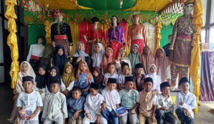 Komunitas Perlindungan Anak Desa (KPAD) Desa Rite menggelar kegiatan edukasi sejarah dengan mengajak puluhan anak didik dan orang tua mereka mengunjungi Museum Asi Mbojo, Kabupaten Bima, pada Senin (25/5/2026). Foto : Dok. Istimewa