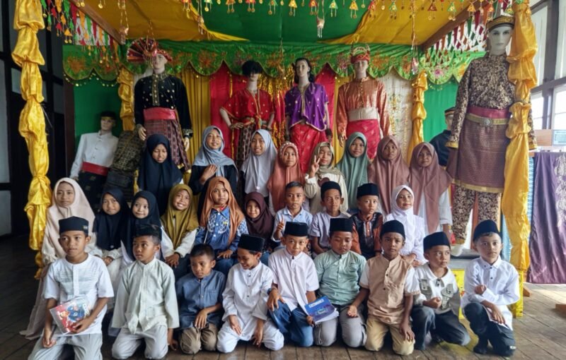 Komunitas Perlindungan Anak Desa (KPAD) Desa Rite menggelar kegiatan edukasi sejarah dengan mengajak puluhan anak didik dan orang tua mereka mengunjungi Museum Asi Mbojo, Kabupaten Bima, pada Senin (25/5/2026). Foto : Do. Istimewa