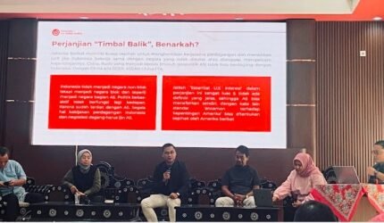 Direktur Eksekutif Indonesia for Global Justice (IGJ), Rahmat Maulana Sidik dalam penyampaian materi Focus Group Discussion (FGD) yang digelar di Aula Prof. Zainal Asikin, FHISIP Universitas Mataram, Rabu (13/5/2026). Foto : Dok. Istimewa Narasio.com/Aminah