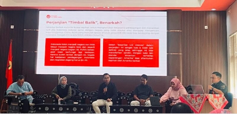 Direktur Eksekutif Indonesia for Global Justice (IGJ), Rahmat Maulana Sidik dalam penyampaian materi Focus Group Discussion (FGD) yang digelar di Aula Prof. Zainal Asikin, FHISIP Universitas Mataram, Rabu (13/5/2026).  Foto : Dok. Istimewa Narasio.com/Aminah 