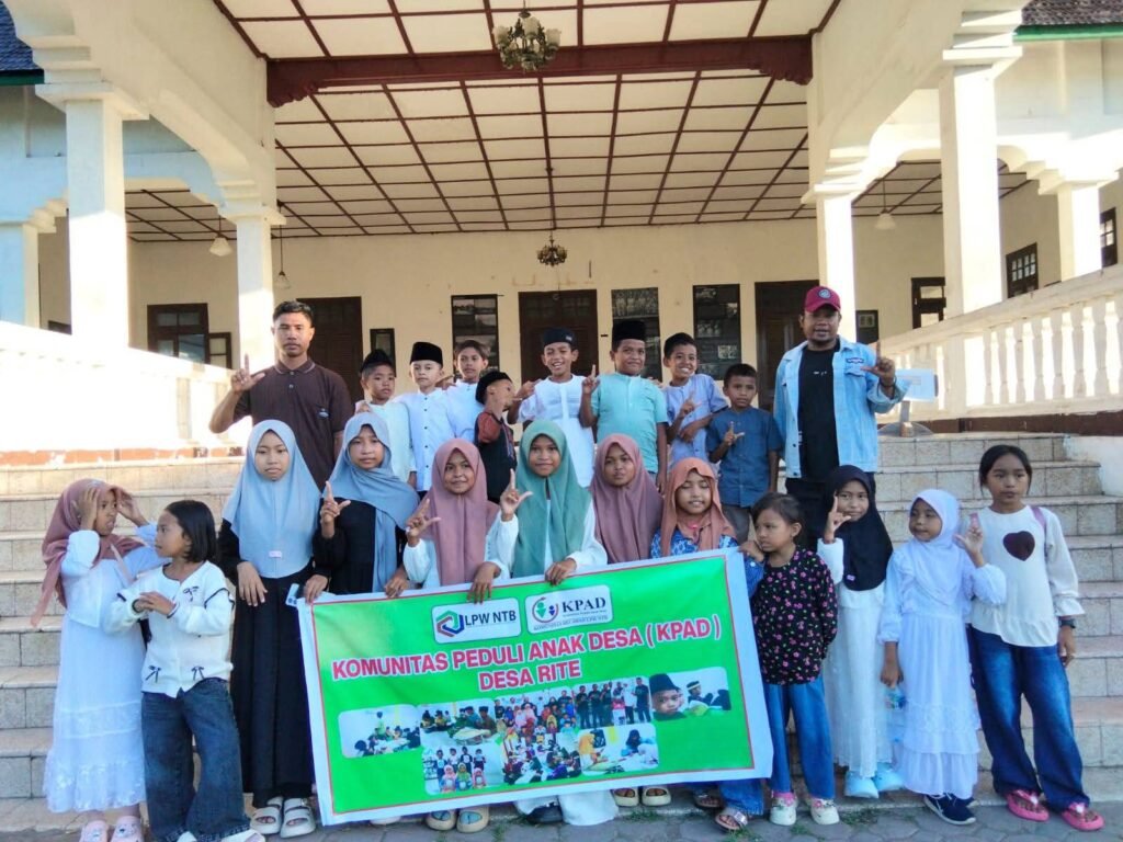 Komunitas Perlindungan Anak Desa (KPAD) Desa Rite menggelar kegiatan edukasi sejarah dengan mengajak puluhan anak didik dan orang tua mengunjungi Museum Asi Mbojo, Kabupaten Bima, pada Senin (25/5/2026). Foto : Dok. Istimewa