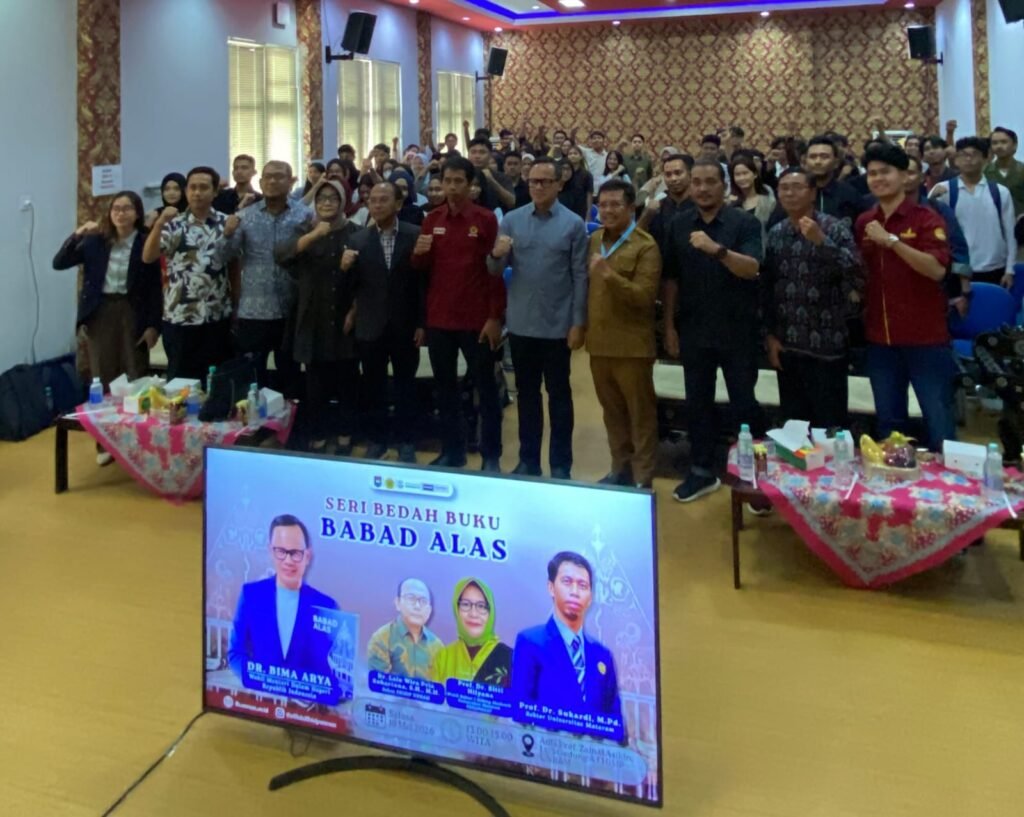 Foto Bersama Kegiatan Sorot Kamera FHISIP UNRAM Seri Bedah Buku Babad Alas, Karya Dr. Bima Arya