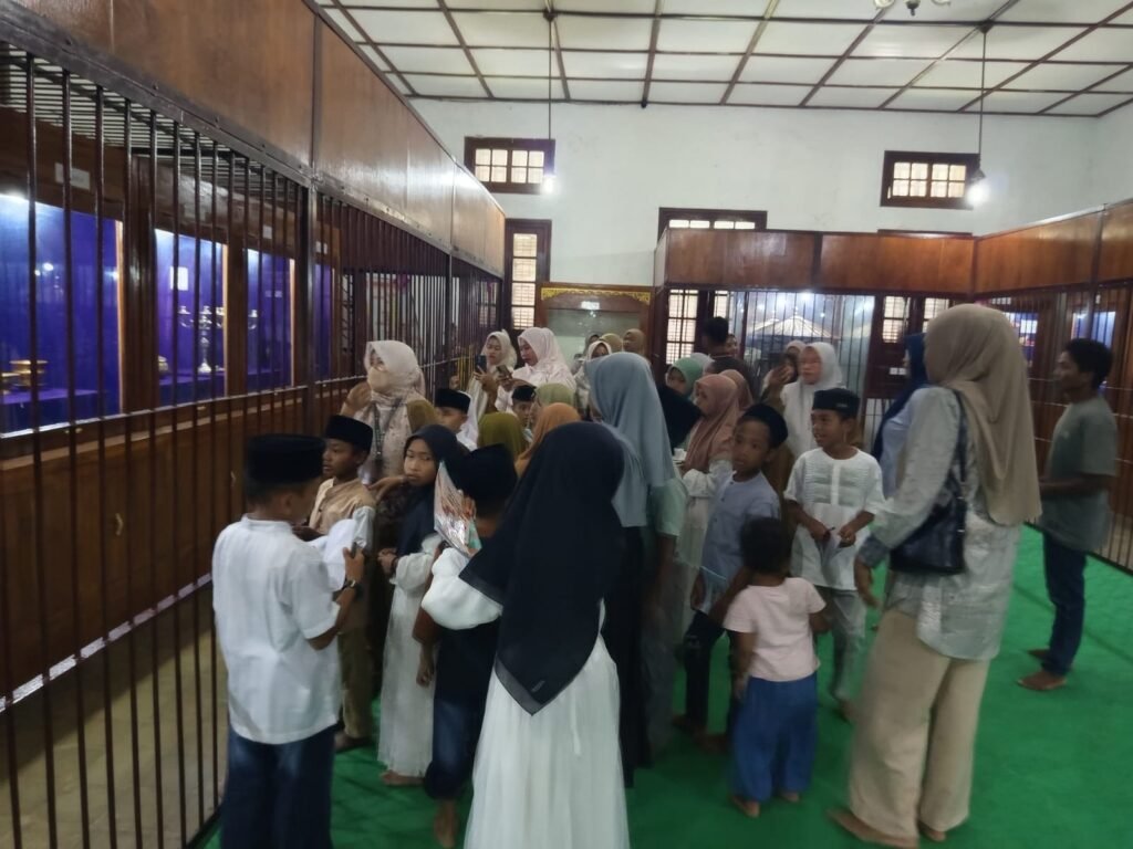 Komunitas Perlindungan Anak Desa (KPAD) Desa Rite menggelar kegiatan edukasi sejarah dengan mengajak puluhan anak didik dan orang tua mereka mengunjungi Museum Asi Mbojo, Kabupaten Bima, pada Senin (25/5/2026). Foto : Dok. Istimewa