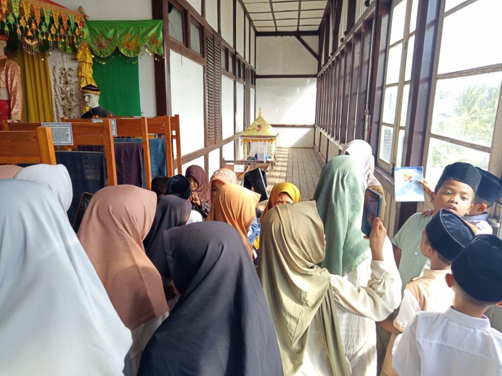 Komunitas Perlindungan Anak Desa (KPAD) Desa Rite menggelar kegiatan edukasi sejarah dengan mengajak puluhan anak didik dan orang tua mereka mengunjungi Museum Asi Mbojo, Kabupaten Bima, pada Senin (25/5/2026). Foto : Dok. Istimewa