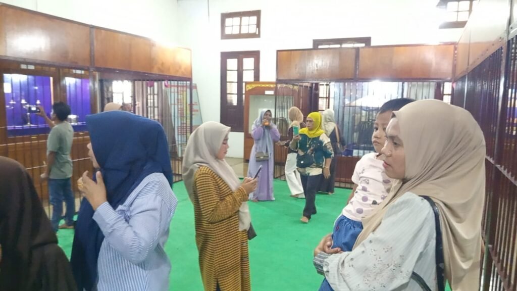 Komunitas Perlindungan Anak Desa (KPAD) Desa Rite menggelar kegiatan edukasi sejarah dengan mengajak puluhan anak didik dan orang tua mereka mengunjungi Museum Asi Mbojo, Kabupaten Bima, pada Senin (25/5/2026). Foto : Dok. Istimewa