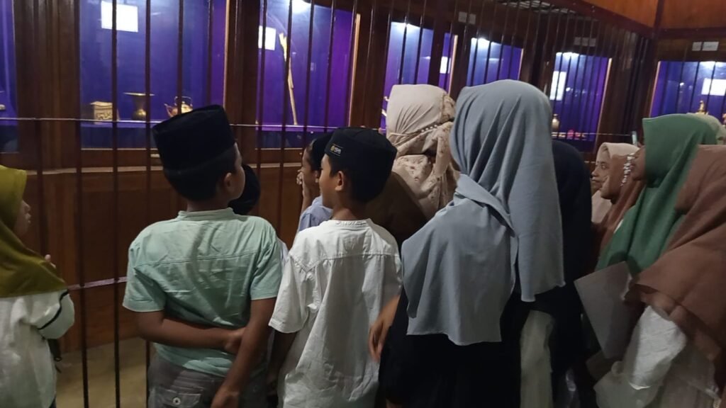 Komunitas Perlindungan Anak Desa (KPAD) Desa Rite menggelar kegiatan edukasi sejarah dengan mengajak puluhan anak didik dan orang tua mereka mengunjungi Museum Asi Mbojo, Kabupaten Bima, pada Senin (25/5/2026). Foto : Dok. Istimewa