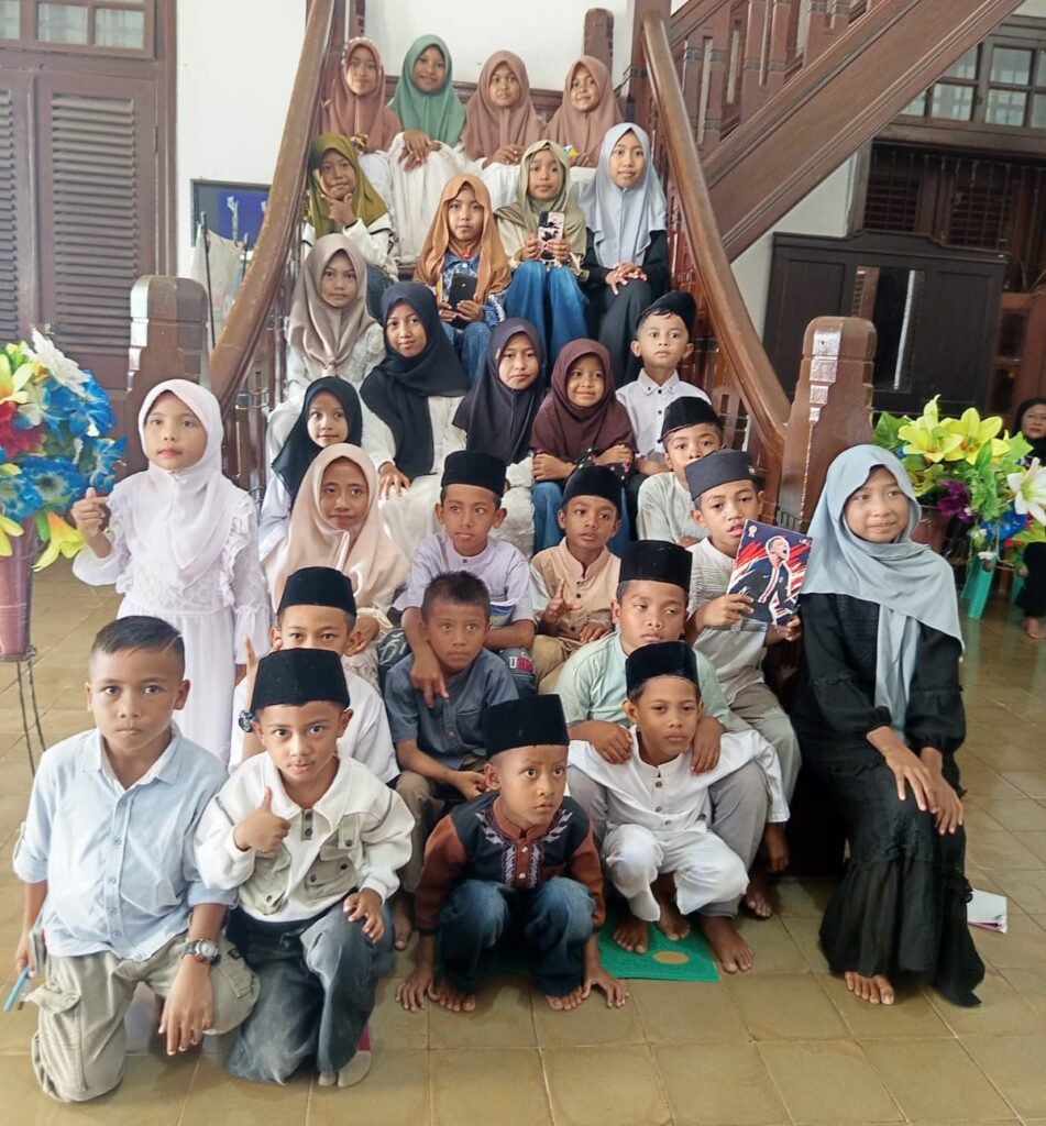 Komunitas Perlindungan Anak Desa (KPAD) Desa Rite menggelar kegiatan edukasi sejarah dengan mengajak puluhan anak didik dan orang tua mereka mengunjungi Museum Asi Mbojo, Kabupaten Bima, pada Senin (25/5/2026). Foto : Dok. Istimewa