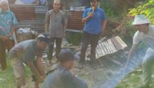 Ketua Umum dan Sekretaris Umum Rukun Keluarga Bima Pulau Lombok (RKBPL) melaksanakan penyembelihan hewan kurban Idul Adha 1447 H di Sekretariat Kasama Weki Rukun Keluarga Bima Pulau Lombok pada acara penyembelihan hewan Qurban, Kamis (28/05/2026). Foto : Dok. Istimewa