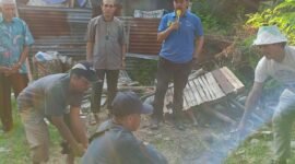 Ketua Umum dan Sekretaris Umum Rukun Keluarga Bima Pulau Lombok (RKBPL) melaksanakan penyembelihan hewan kurban Idul Adha 1447 H di Sekretariat Kasama Weki Rukun Keluarga Bima Pulau Lombok pada acara penyembelihan hewan Qurban, Kamis (28/05/2026). Foto : Dok. Istimewa