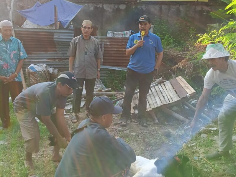 Ketua Umum dan Sekretaris Umum Rukun Keluarga Bima Pulau Lombok (RKBPL) melaksanakan penyembelihan hewan kurban Idul Adha 1447 H di Sekretariat Kasama Weki Rukun Keluarga Bima Pulau Lombok pada acara penyembelihan hewan Qurban, Kamis (28/05/2026). Foto : Dok. Istimewa