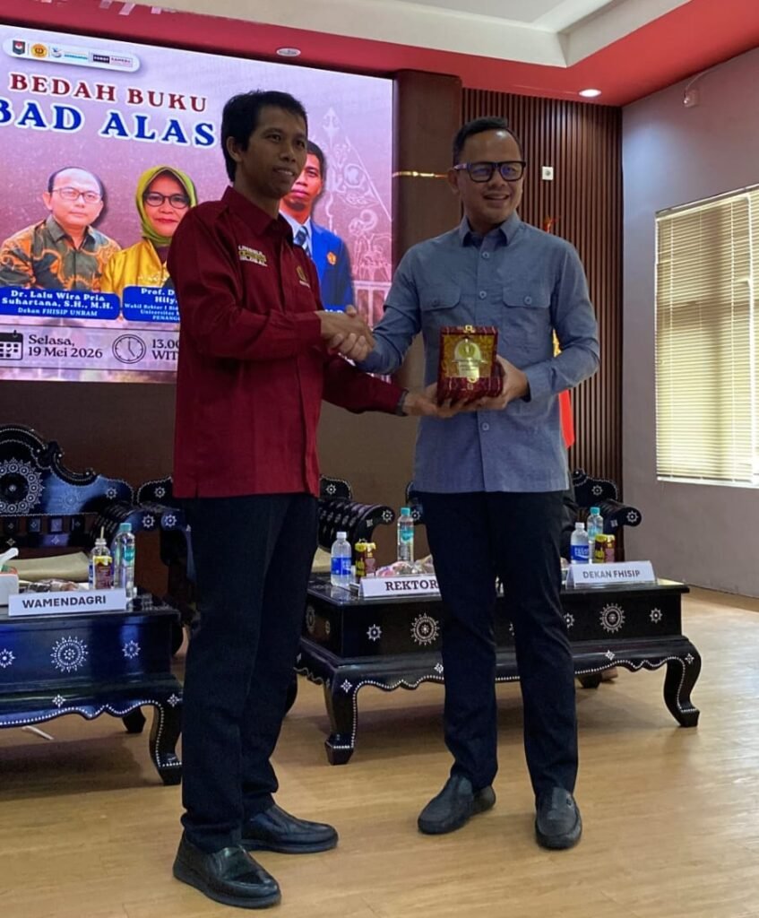 Penyerahan Plakat Oleh Rektor Universitas Mataram
