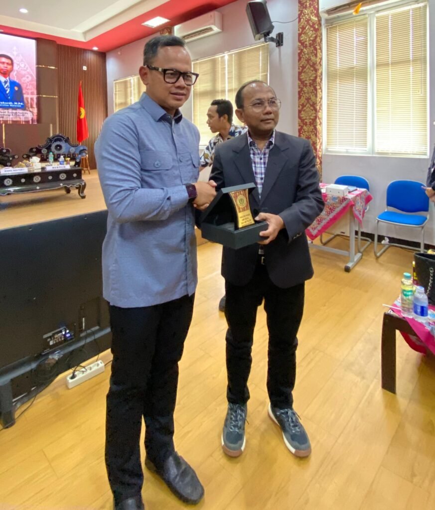 Penyerahan Plakat Oleh Dekan FHISIP UNRAM, Dr. Lalu Wira Pria Suhartana, S.H., M.H