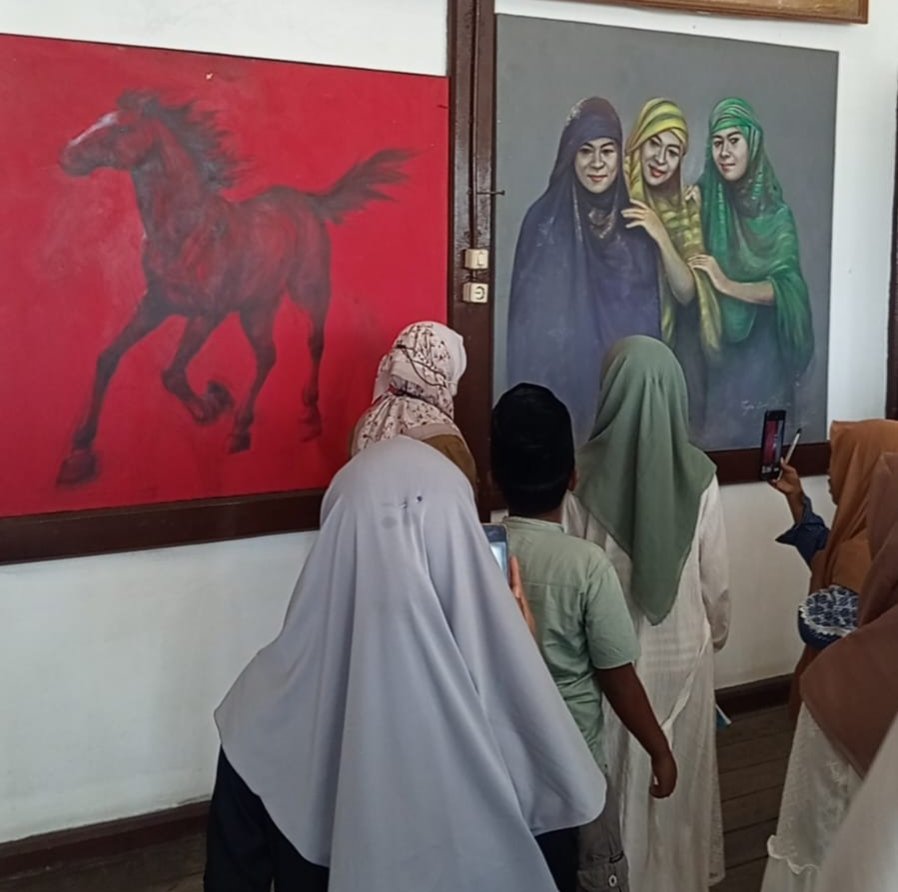 Komunitas Perlindungan Anak Desa (KPAD) Desa Rite menggelar kegiatan edukasi sejarah dengan mengajak puluhan anak didik dan orang tua mengunjungi Museum Asi Mbojo, Kabupaten Bima, pada Senin (25/5/2026). Foto : Dok. Istimewa