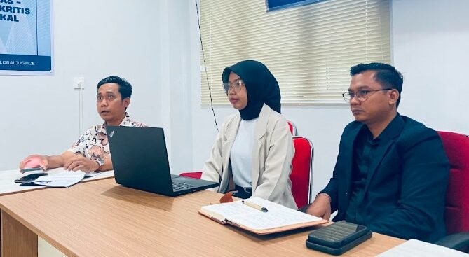 KIRI: Taufan, SH, MH, dalam konferensi pers bertajuk “Meninjau Komitmen Mineral Kritis Dalam Perjanjian Dagang AS - Indonesia terhadap Keadilan Ekologi dan Ekonomi Lokal”, Rabu, 13/05/2026. Foto : Dok. Istimewa Narasio.com / Aminah