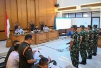 Hakim Ketua Kolonel Chk Fredy Ferdian Isnartanto (kedua kiri) memimpin sidang perdana kasus penyiraman air keras kepada aktivis KontraS Andrie Yunus dengan terdakwa Lettu Sami Lakka, Kapten Nandala Dwi Prasetya, Lettu Budhi Hariyanto Cahyono dan Serda Edi Sudarko di Pengadilan Militer II-08, Jakarta, Rabu (29/4/2026). Foto: ANTARA/Fauzan 