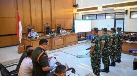 Hakim Ketua Kolonel Chk Fredy Ferdian Isnartanto (kedua kiri) memimpin sidang perdana kasus penyiraman air keras kepada aktivis KontraS Andrie Yunus dengan terdakwa Lettu Sami Lakka, Kapten Nandala Dwi Prasetya, Lettu Budhi Hariyanto Cahyono dan Serda Edi Sudarko di Pengadilan Militer II-08, Jakarta, Rabu (29/4/2026). Foto: ANTARA/Fauzan 