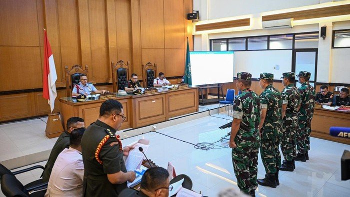 Hakim Ketua Kolonel Chk Fredy Ferdian Isnartanto (kedua kiri) memimpin sidang perdana kasus penyiraman air keras kepada aktivis KontraS Andrie Yunus dengan terdakwa Lettu Sami Lakka, Kapten Nandala Dwi Prasetya, Lettu Budhi Hariyanto Cahyono dan Serda Edi Sudarko di Pengadilan Militer II-08, Jakarta, Rabu (29/4/2026). Foto: ANTARA/Fauzan 