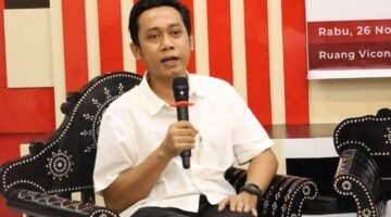 Direktu LPW NTB, Taufan, pada kesempatan menjadi Narasumber program Sorot Kamera FHISIP Unram. Foto: Dok. Istimewa.