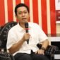 Direktu LPW NTB, Taufan, pada kesempatan menjadi Narasumber program Sorot Kamera FHISIP Unram. Foto: Dok. Istimewa.