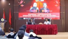 Kuliah Umum Sorot Kampus Merah (Sorot Kamera) bertajuk “Urgensi Keberadaan Undang-Undang Anti Oligarki dalam Tata Kelola Lingkungan Hidup dan Sumber Daya Alam yang Berkelanjutan dan Anti Korupsi” di Aula Prof. Zainal Asikin, Gedung A Lantai III FHISIP UNRAM, Rabu (6/5). Foto : Dok. Istimewa Sorot Kamera