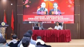 Kuliah Umum Sorot Kampus Merah (Sorot Kamera) bertajuk “Urgensi Keberadaan Undang-Undang Anti Oligarki dalam Tata Kelola Lingkungan Hidup dan Sumber Daya Alam yang Berkelanjutan dan Anti Korupsi” di Aula Prof. Zainal Asikin, Gedung A Lantai III FHISIP UNRAM, Rabu (6/5). Foto : Dok. Istimewa Sorot Kamera