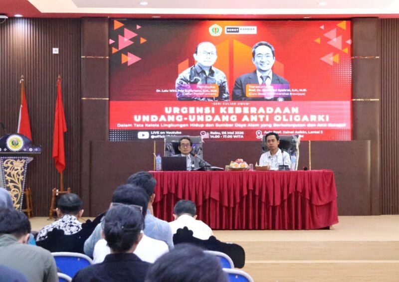 Kuliah Umum Sorot Kampus Merah (Sorot Kamera) bertajuk “Urgensi Keberadaan Undang-Undang Anti Oligarki dalam Tata Kelola Lingkungan Hidup dan Sumber Daya Alam yang Berkelanjutan dan Anti Korupsi” di Aula Prof. Zainal Asikin, Gedung A Lantai III FHISIP UNRAM, Rabu (6/5). Foto : Dok. Istimewa Sorot Kamera