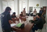 Proses hukum terhadap aktivis perempuan Uswatun Hasanah, yang akrab disapa Badai NTB, kini memasuki babak baru. Pada Senin (8/6/2026), Penyidik ​​Kepolisian Resor (Polres) Bima resmi melakukan penyerahan Tersangka dan Barang Bukti (Tahap 2) kepada Jaksa Penuntut Umum (JPU) di Kantor Kejaksaan Negeri (Kejari) Bima. Foto: Dok. Istimewa/Koalisi Berani