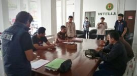 Proses hukum terhadap aktivis perempuan Uswatun Hasanah, yang akrab disapa Badai NTB, kini memasuki babak baru. Pada Senin (8/6/2026), Penyidik ​​Kepolisian Resor (Polres) Bima resmi melakukan penyerahan Tersangka dan Barang Bukti (Tahap 2) kepada Jaksa Penuntut Umum (JPU) di Kantor Kejaksaan Negeri (Kejari) Bima. Foto: Dok. Istimewa/Koalisi Berani