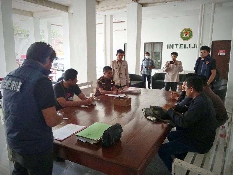 Proses hukum terhadap aktivis perempuan Uswatun Hasanah, yang akrab disapa Badai NTB, kini memasuki babak baru. Pada Senin (8/6/2026), Penyidik ​​Kepolisian Resor (Polres) Bima resmi melakukan penyerahan Tersangka dan Barang Bukti (Tahap 2) kepada Jaksa Penuntut Umum (JPU) di Kantor Kejaksaan Negeri (Kejari) Bima. Foto: Dok. Istimewa/Koalisi Berani