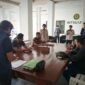 Proses hukum terhadap aktivis perempuan Uswatun Hasanah, yang akrab disapa Badai NTB, kini memasuki babak baru. Pada Senin (8/6/2026), Penyidik ​​Kepolisian Resor (Polres) Bima resmi melakukan penyerahan Tersangka dan Barang Bukti (Tahap 2) kepada Jaksa Penuntut Umum (JPU) di Kantor Kejaksaan Negeri (Kejari) Bima. Foto: Dok. Istimewa/Koalisi Berani